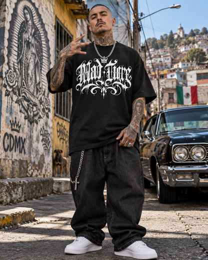 Playera negra Mad Tigre con caligrafía chicana y corona corte oversize heavyweight