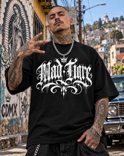 Playera negra Mad Tigre con caligrafía chicana y corona corte oversize heavyweight
