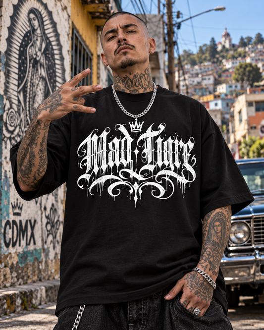 Playera negra Mad Tigre con caligrafía chicana y corona corte oversize heavyweight