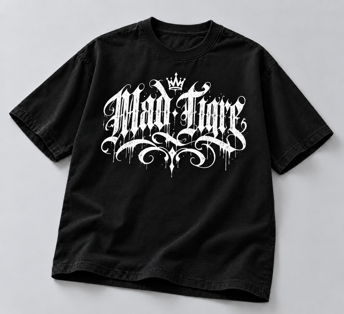 Playera negra Mad Tigre con caligrafía chicana y corona corte oversize heavyweight