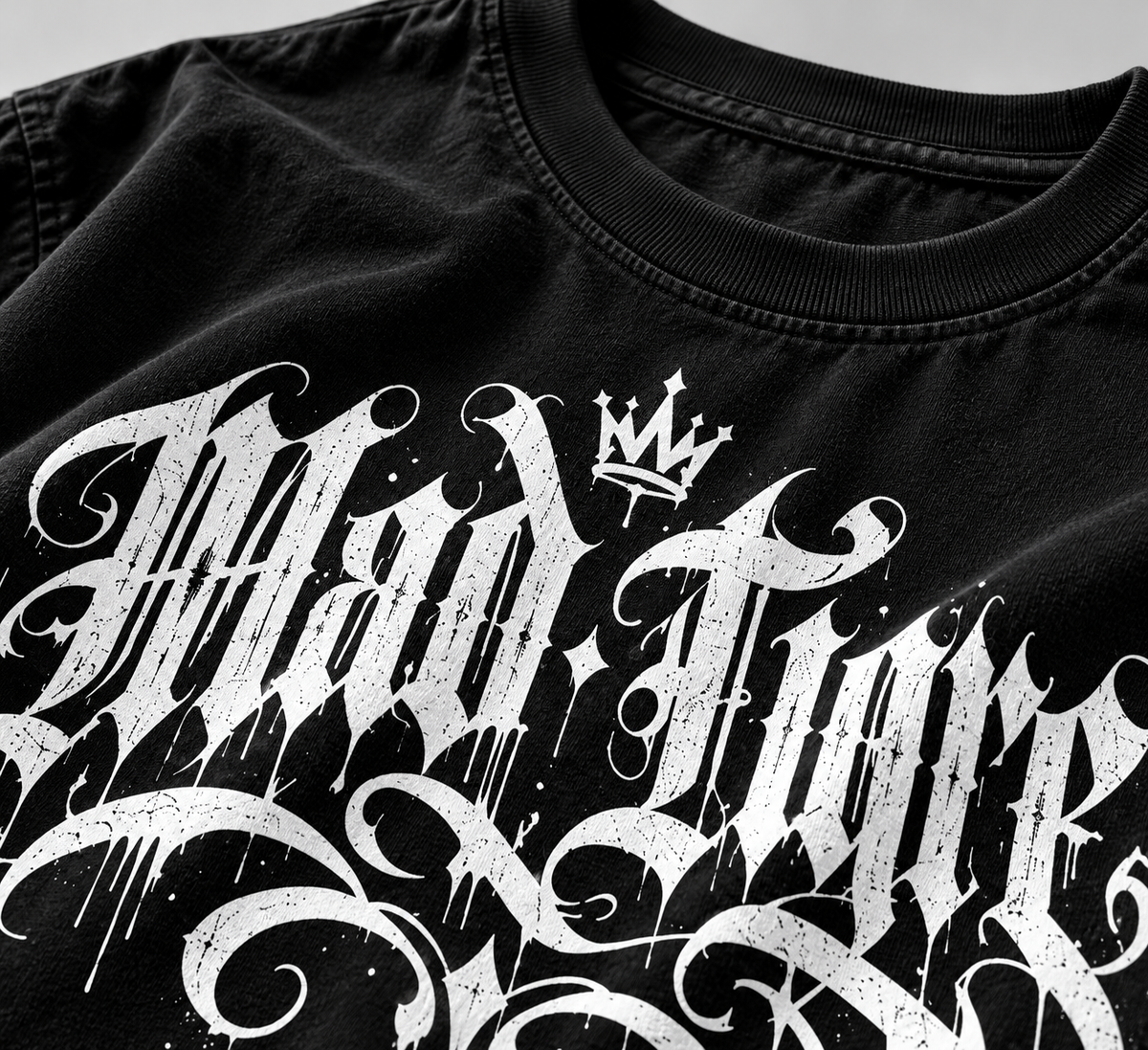 Playera negra Mad Tigre con caligrafía chicana y corona corte oversize heavyweight