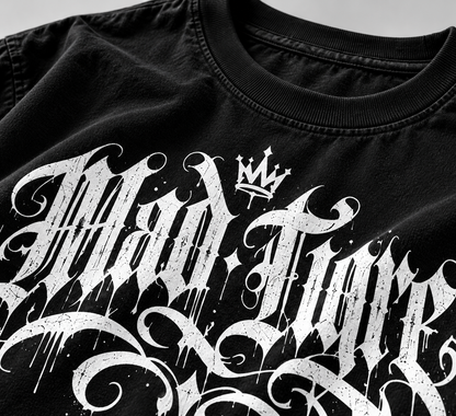 Playera negra Mad Tigre con caligrafía chicana y corona corte oversize heavyweight